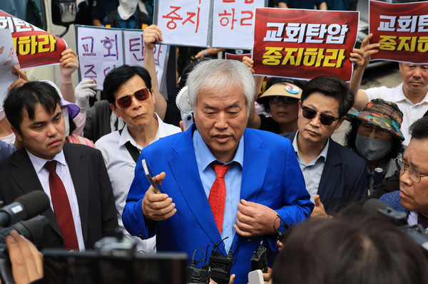 경찰이 올해 1월 발생한 서울서부지법 폭력 난동 사태에 연관됐다는 의혹을 받는 전광훈 목사와 사랑제일교회에 대해 압수수색에 나선 5일 서울 성북구 사랑제일교회에서 나온 전광훈 목사가 발언하고 있다. 연합뉴스