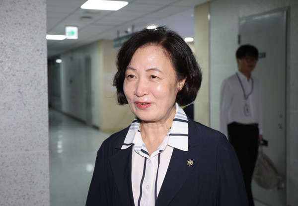 주식 차명거래 의혹에 휘말린 이춘석 의원의 사임으로 공석이 된 국회 법제사법위원회 위원장에 내정된 더불어민주당 추미애 의원이 6일 서울 여의도 국회 의원회관 내 자신의 의원실로 들어가고 있다. 연합뉴스