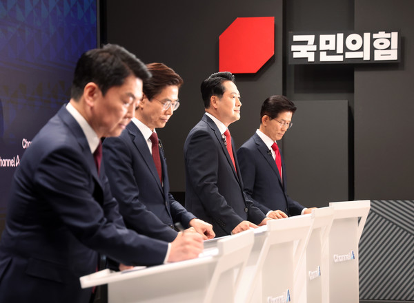 10일 서울 광화문 채널A스튜디오에서 국민의힘 8·22 전당대회 첫 방송토론회에 앞서 안철수(왼쪽부터), 조경태, 장동혁, 김문수 후보가 토론 준비를 하고 있다. 국회사진기자단