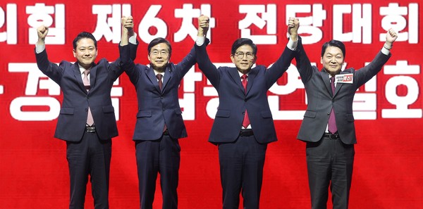 국민의힘 당대표 선거에 출마한 장동혁·조경태·김문수·안철수(왼쪽부터) 후보가 8일 대구 북구 엑스코에서 열린 국민의힘 제6차 전당대회 대구·경북 합동연설회에서 단체 사진 촬영을 하고 있다. 연합뉴스