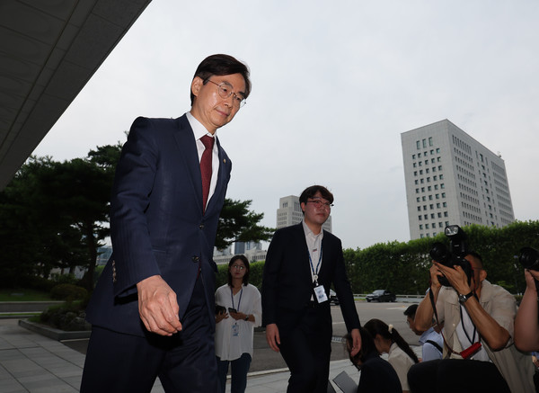 국민의힘 조경태 의원이 11일 서울 서초구 서울고등검찰청에 마련된 내란특검 사무실로 참고인 조사를 위해 출석하고 있다. 연합뉴스