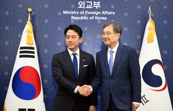 조현 외교부 장관이 11일 서울 종로구 정부서울청사 외교부 대접견실에서 고이즈미 신지로 일본 농림수산대신과 면담에 앞서 기념 촬영하고 있다. 연합뉴스