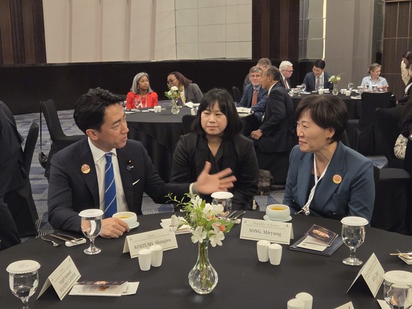 10일 인천 송도에서 열린 APEC 식량안보 장관회의에서 송미령 농림축산식품부 장관(오른쪽)과 고이즈미 신지로 일본 농림수산상이 대화하고 있다. 연합뉴스