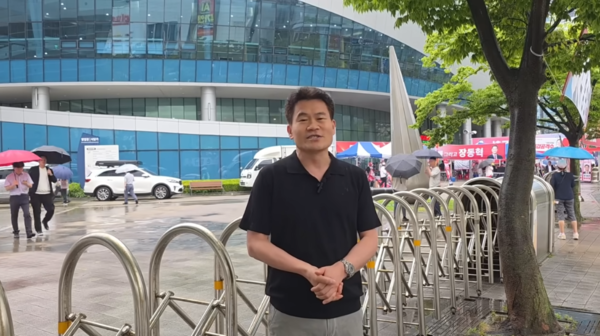 12일 부산 남구 유엔기념공원에서 유튜버 전한길씨가 유튜브 생방송을 진행하고 있다. 유튜브 전한길뉴스 캡처