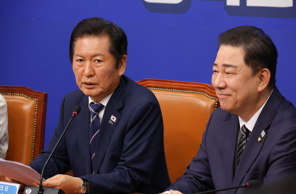 더불어민주당 정청래 대표(왼쪽)가 13일 서울 여의도 국회에서 열린 최고위원회에서 발언하고 있다. 오른쪽은 김병기 원내대표. 연합뉴스