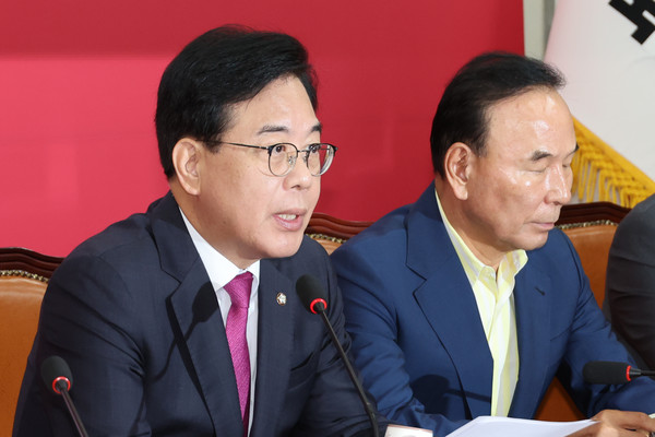 국민의힘 송언석 비상대책위원장 겸 원내대표가 11일 서울 여의도 국회에서 열린 비상대책위원회의에서 발언하고 있다. 연합뉴스