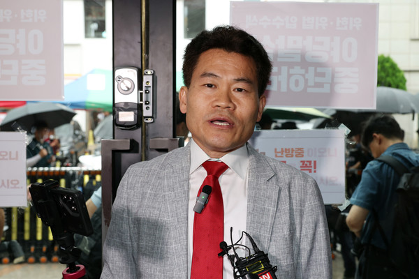 국민의힘 전당대회 합동연설회를 방해해 당 윤리위원회에 회부된 한국사 강사 전한길 씨가 14일 서울 여의도 중앙당사에서 열린 윤리위원회에 출석하며 입장을 밝히고 있다. 연합뉴스