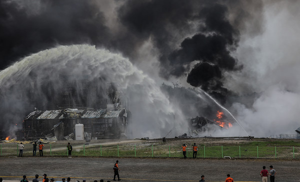 3일 경북 영천시 금호읍 구암리 채신공단 내 화장품 원료 제조공장에서 불이 난 가운데 소방 당국과 헬기가 진화 작업을 벌이고 있다. 연합뉴스