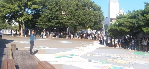 경북경찰청은 15일 아침 7시37분께 유튜브 라이브 방송 채팅창에 “옛 안동역 광장에 폭발물을 터트리겠다”라는 채팅글이 올라왔다는 신고가 접수돼 현장을 통제하고 수색 중이다. 한국방송(KBS) 유튜브 방송 갈무리