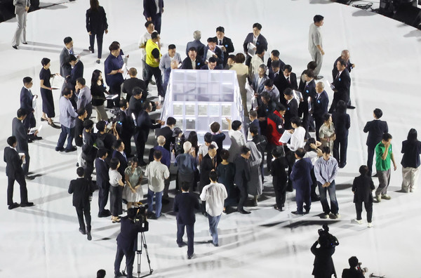 15일 서울 광화문광장에서 열린 제21대 대통령 국민임명식 행사에서 국민대표들이 빛의 임명장을 큐브에 올려놓고 있다. 연합뉴스