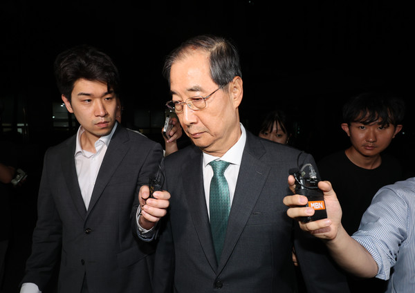 지난 2일 서울 서초구 서울고검에서 내란특검 조사를 받은 뒤 청사를 떠나고 있는 한덕수 전 국무총리. 연합뉴스