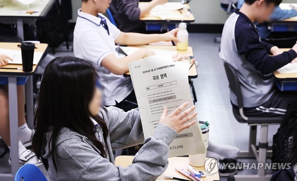 2025학년도 5월 고3 전국연합학력평가가 실시된 8일 경기도 수원시 영통구 효원고등학교에서 학생들이 시험지를 배부받고 있다. 연합뉴스