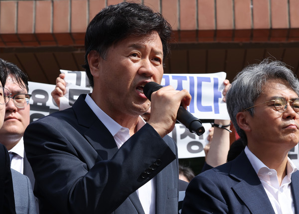 대장동 개발 민간업자 일당에게 금품을 받은 혐의로 항소심에서 실형을 선고받고 법정구속 된 후 보석으로 석방된 김용 전 민주연구원 부원장이 20일 경기도 화성시 마도면 화성직업훈련교도소 앞에서 취재진 질문에 답하고 있다. 연합뉴스