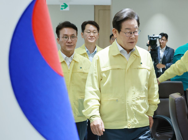 이재명 대통령이 18일 서울 용산 대통령실 청사에서 열린 을지 국무회의에 입장하고 있다. 연합뉴스