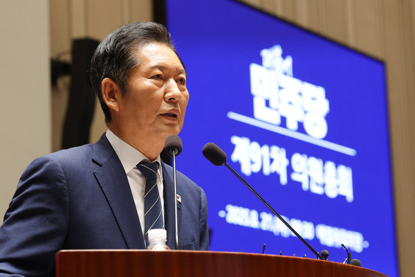 더불어민주당 정청래 대표가 21일 서울 여의도 국회에서 쟁점법안 처리를 위한 8월 임시국회 본회의 개회를 앞두고 의원총회에서 발언하고 있다.  연합뉴스