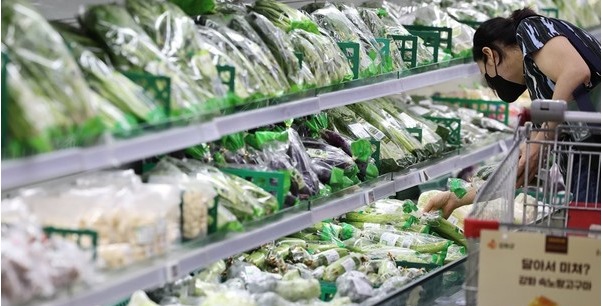 대형마트에서 소비자가 장을 보고 있다. 연합뉴스