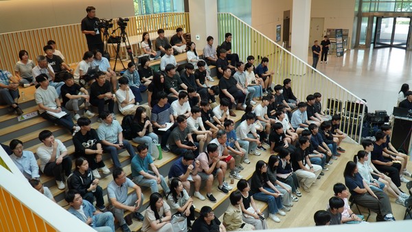 21일 포항 포스코 체인지업 그라운드에서 아시아태평양이론물리센터(APCTP: Asia Pacific Center for Theoretical Physics) 등의 주관으로 양자과학기술 발전 방향과 국제공동연구의 새로운 협력 기반을 모색하기 위한 국제포럼과 심포지엄을 개최했다.