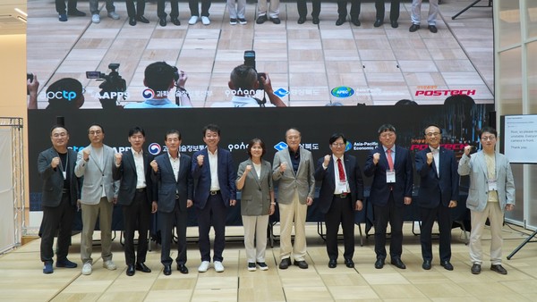 21일 포항 포스코 체인지업 그라운드에서 아시아태평양이론물리센터(APCTP: Asia Pacific Center for Theoretical Physics) 등의 주관으로 양자과학기술 발전 방향과 국제공동연구의 새로운 협력 기반을 모색하기 위한 국제포럼과 심포지엄을 개최했다.