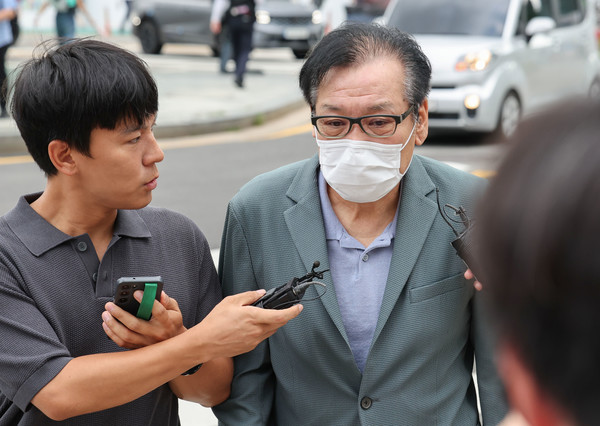 영장심사를 포기한 건진법사 전성배 씨가 21일 민중기 특별검사팀 사무실이 마련된 서울 종로구 KT 광화문빌딩 웨스트에서 대기하기 위해 출석하고 있다. 연합뉴스