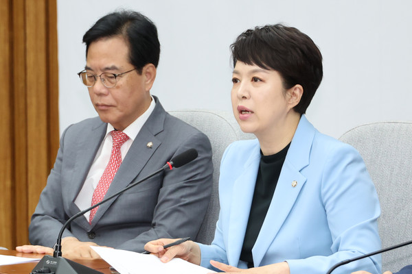 국민의힘 김은혜 원내정책수석부대표(오른쪽)가 지난 6월 20일 서울 여의도 국회에서 열린 원내대책회의에서 발언하고 있다. 연합뉴스