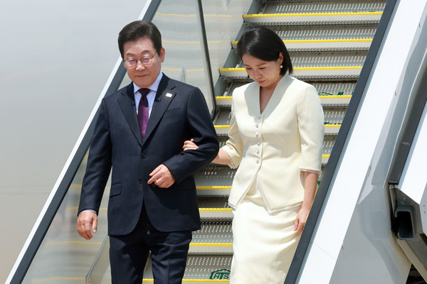 1박2일 일정으로 일본을 방문하는 이재명 대통령과 김혜경 여사가 23일 일본 도쿄 하네다공항에 도착해 공군 1호기에서 내리고 있다. 연합뉴스