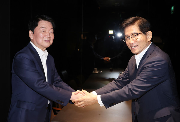 국민의힘 김문수 당 대표 후보와 안철수 의원이 23일 서울 여의도의 한 식당에서 만나고 있다. 연합뉴스
