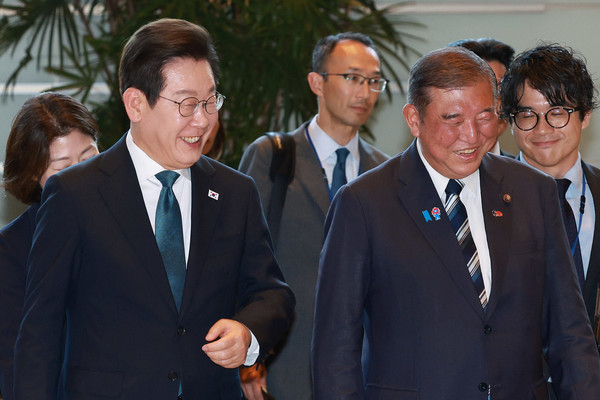 이재명 대통령과 이시바 시게루 일본 총리가 23일 일본 도쿄 총리 관저에서 회담장으로 이동하고 있다. 연합뉴스