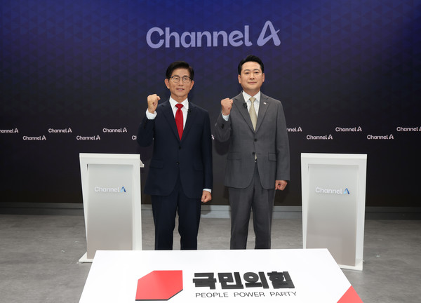 국민의힘 당 대표 선거 결선에 진출한 김문수·장동혁 후보가 23일 서울 채널A 광화문 스튜디오에서 열린 방송토론회에서 기념촬영을 하고 있다.  국회사진기자단