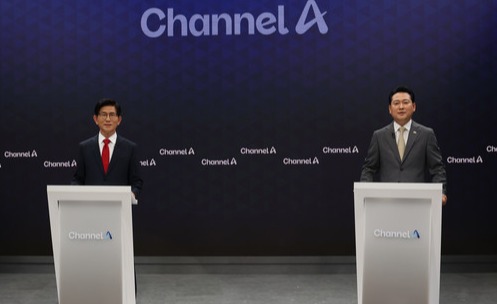 국민의힘 당 대표 선거 결선에 진출한 김문수·장동혁 후보가 23일 서울 채널A 광화문 스튜디오에서 열린 방송토론회에서 토론 준비를 하고 있다.  국회사진기자단