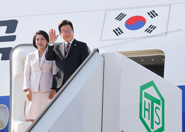한일 정상회담을 마친 이재명 대통령과 부인 김혜경 여사가 24일 일본 도쿄 하네다공항에서 도널드 트럼프 미국 대통령과의 한미 정상회담을 위해 워싱턴DC로 향하며 공군1호기에 올라 인사하고 있다. 연합뉴스