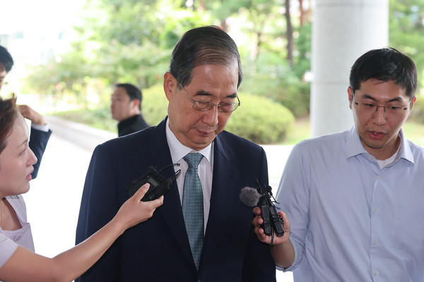 한덕수 전 국무총리가 22일 '12·3 비상계엄' 관련 내란·외환 사건을 수사하는 조은석 특별검사팀 사무실이 마련된 서울 서초구 서울고등검찰청으로 출석하고 있다. 연합뉴스