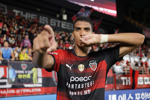 24일 전북 현대와의 경기에서 멀티골을 기록한 포항 조르지가 세리머니를 선보이고 있다. 프로축구연맹 제공