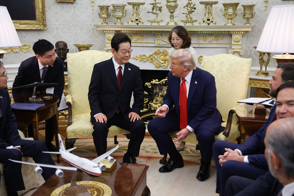 이재명 대통령이 25일(현지시간) 미국 워싱턴 DC 백악관 오벌오피스에서 도널드 트럼프 미국 대통령과 한미 정상회담을 하고 있다. 연합뉴스