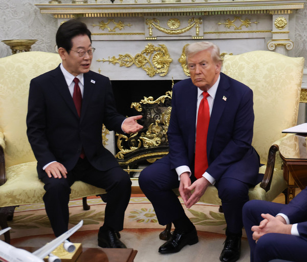 이재명 대통령과 도널드 트럼프 미국 대통령이 25일(현지시간) 미국 워싱턴DC 백악관에서 정상회담을 하고 있다. 연합뉴스