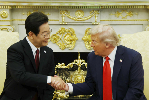 이재명 대통령과 도널드 트럼프 미국 대통령이 25일(현지시간) 미국 워싱턴DC 백악관에서 정상회담을 하며 악수하고 있다. 연합뉴스