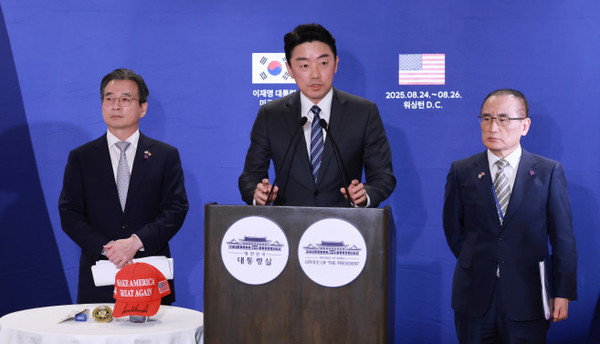 용범 대통령실 정책실장(왼쪽부터), 강훈식 대통령 비서실장, 위성락 국가안보실장이 25일(현지시간) 미국 워싱턴DC의 한국프레스센터가 마련된 호텔에서 이재명 대통령과 도널드 트럼프 미국 대통령의 한미정상회담 관련 브리핑을 하고 있다. 연합뉴스