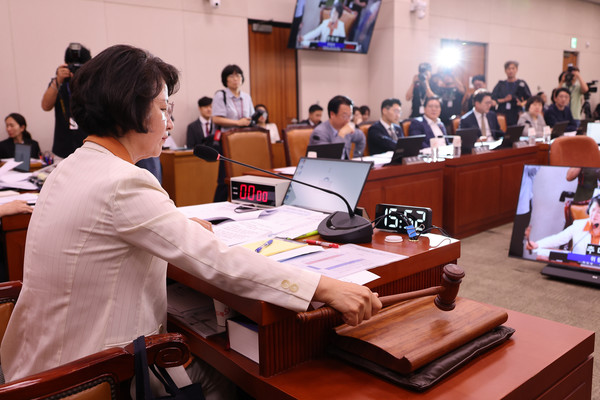 26일 서울 여의도 국회에서 열린 법제사법위원회 전체회의에서 추미애 위원장이 의사봉을 두드리고 있다. 연합뉴스