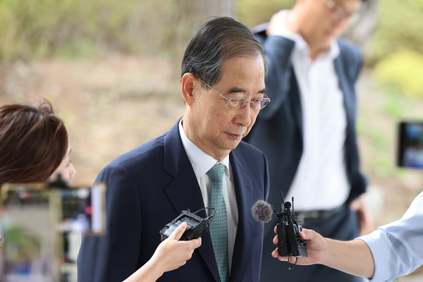 한덕수 전 국무총리가 22일 '12·3 비상계엄' 관련 내란·외환 사건을 수사하는 조은석 특별검사팀 사무실이 마련된 서울 서초구 서울고등검찰청으로 출석하고 있다. 연합뉴스