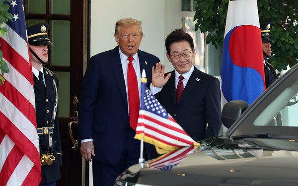  이재명 대통령이 25일(현지시간) 미국 워싱턴DC 백악관에서 영접나온 도널드 트럼프 미국 대통령과 기자들을 바라보며 손을 흔들고 있다. 연합뉴스