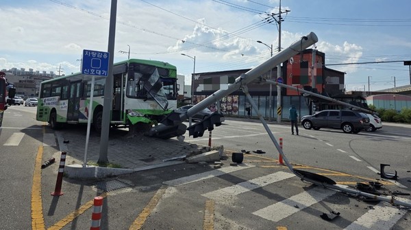 27일 김천시 덕곡동에서 발생한 시내버스 사고 현장. 경북소방본부 제공 