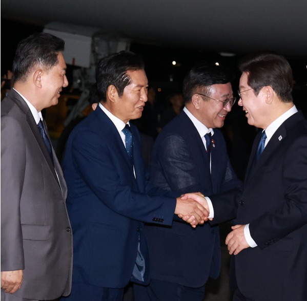 이재명 대통령이 일본·미국 방문 일정을 마치고 28일 경기도 성남 서울공항에 도착해 공군1호기에서 내리며 더불어민주당 정청래 대표, 김병기 원내대표와 인사하고 있다. 연합뉴스
