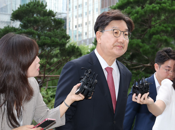 통일교 청탁 의혹을 받는 국민의힘 권성동 의원이 27일 서울 종로구 KT광화문빌딩에 마련된 김건희 여사 관련 의혹을 수사하는 민중기 특별검사팀 사무실에 피의자 신분으로 출석하고 있다. 연합뉴스