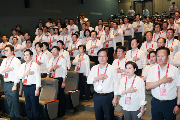 국민의힘 장동혁 대표와 송언석 원내대표가 28일 인천국제공항공사 항공교육원에서 열린 2025 국민의힘 국회의원 연찬회에서 국기에 경례하고 있다. 연합뉴스,
