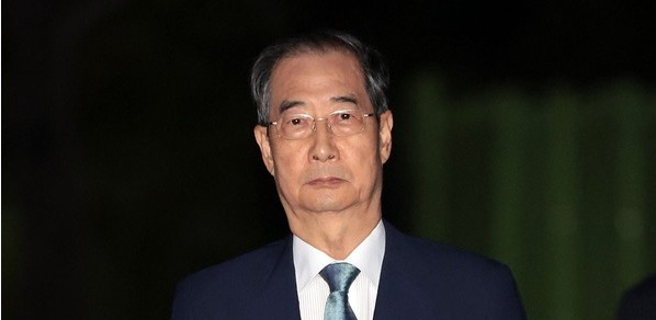 윤석열 전 대통령의 내란 방조 및 위증 등 혐의를 받는 한덕수 전 국무총리가 27일 구속영장이 기각돼 경기도 의왕 서울구치소를 나서고 있다. 연합뉴스