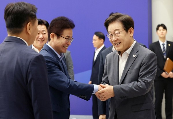 이재명 대통령이 지난 1일 서울 용산 대통령실에서 열린 전국 시·도지사 간담회에서 이철우 경북도지사와 악수를 나누고 있다. 대통령실사진기자단