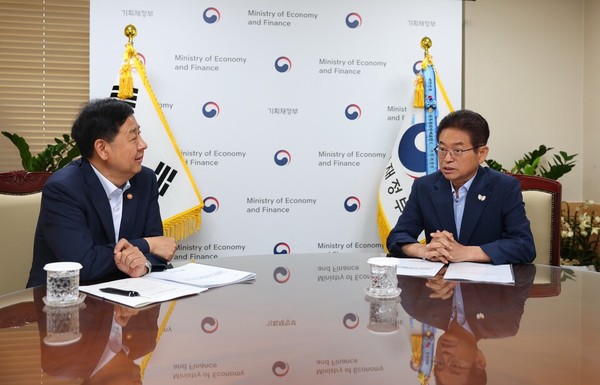 이철우 경상북도지사가 7일, 정부서울청사에서 구윤철 경제부총리를 만나 경북의 지속 가능한 미래를 위한 4대 핵심 국가 투자 예산사업의 국비 지원을 건의하고 있다. 경북도 제공
