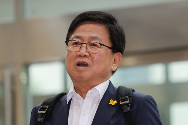 최교진 사회부총리 겸 교육부 장관 후보자가 14일 인사청문회 준비 사무실이 마련된 서울 영등포구 여의도 한국교육시설안전원으로 출근하며 취재진 질문에 답하고 있다. 연합뉴스