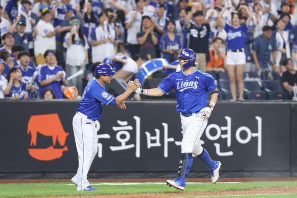 31일 한화 이글스와의 원정전서 3회 초 2점 홈런을 날린 강민호가 홈베이스로 들어오고 있다. 삼성라이온즈 제공