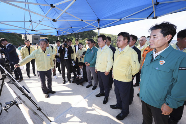 이재명 대통령이 30일 강원 강릉시 성산면 오봉저수지를 방문해 가뭄 대응 추진 상황에 대한 보고를 받고 있다. 대통령실통신사진기자단