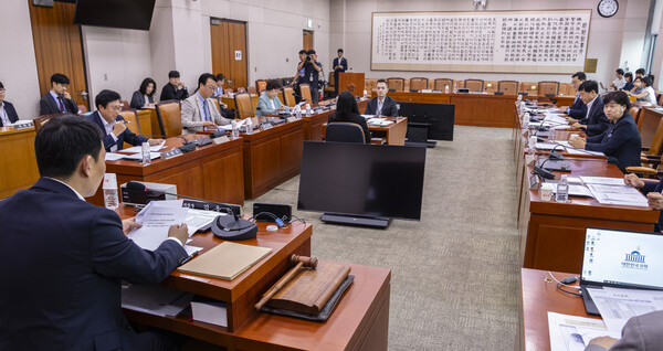 국회 법제사법위원회 제1소위 위원장인 김용민 더불어민주당 의원이 지난달 25일 국회에서 열린 법사위 법안심사 제1소위원회를 개회하고 있다. 연합뉴스.